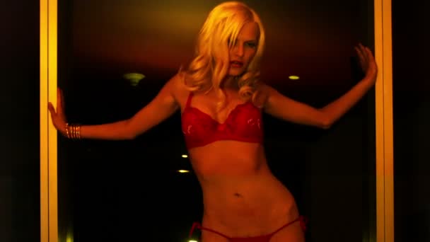 Szexi erotikus női piros fehérnemű táncok és teases egy szállodai szobában - Felvétel, videó