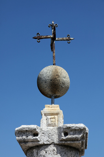 Cruz, Fragmento da igreja Nossa Senhora da Rocha em Perast, Montenegro
 - Foto, Imagem