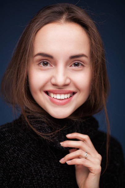 Portrait of young smiling beautiful woman with light makeup - Fotó, kép