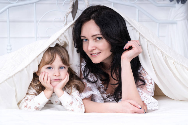 Mother and daughter under the blanket - Foto, imagen