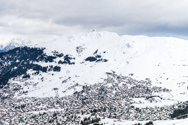 Bela vista sobre o vale em estância de esqui em Alpes suíços perto do Restaurante Le Dahu, situado no fundo do parque de neve La Chaux, Verbier, Suíça
 - Foto, Imagem