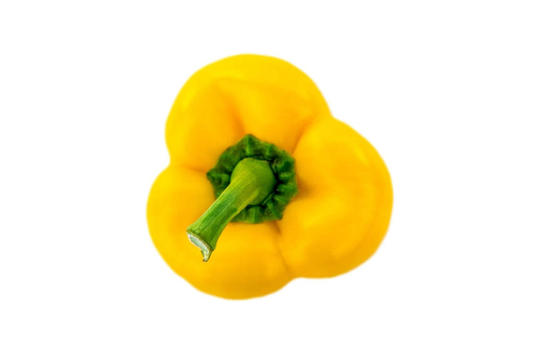 gele paprika op geïsoleerde witte achtergrond - Foto, afbeelding