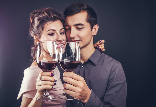 Пара празднующих День Святого Валентина пьет красное вино
 - Фото, изображение