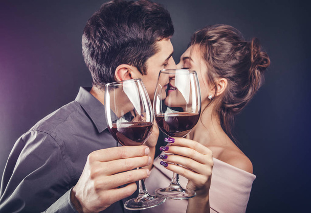 Ζευγάρι γιορτάζει την ημέρα του Αγίου Βαλεντίνου πόσιμο κόκκινο κρασί - Φωτογραφία, εικόνα