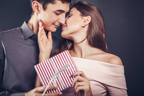 男は、バレンタインデーに彼のガール フレンドにギフト ボックスを与える. - 写真・画像