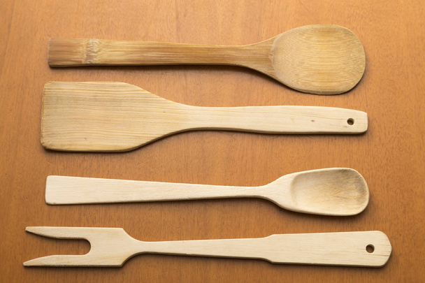 utensilios de cocina de madera colocados en la mesa
 - Foto, Imagen