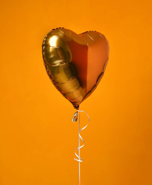 Single gold big heart metallic balloon for birthday - Zdjęcie, obraz