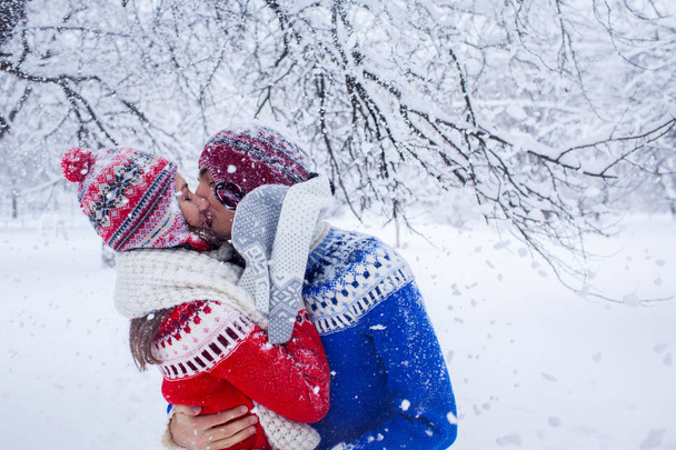 Pareja en el amor abrazos y besos en el bosque de invierno
 - Foto, Imagen