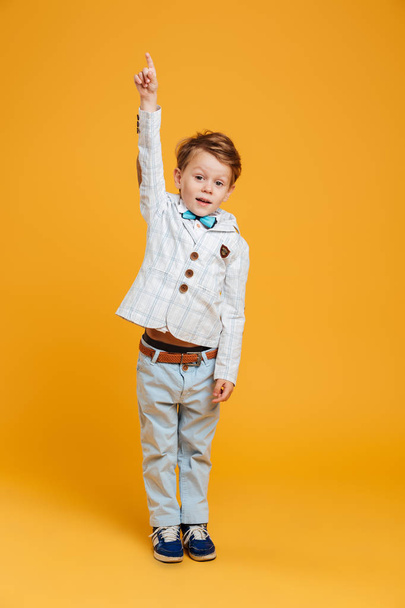 Excited little boy child pointing. - Foto, Bild