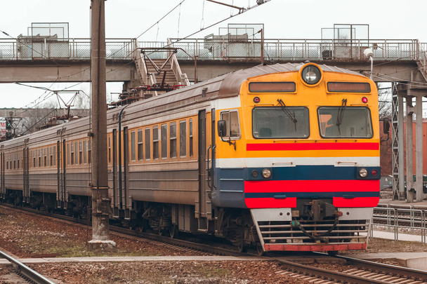 elektryczny pociąg pasażerski - Zdjęcie, obraz