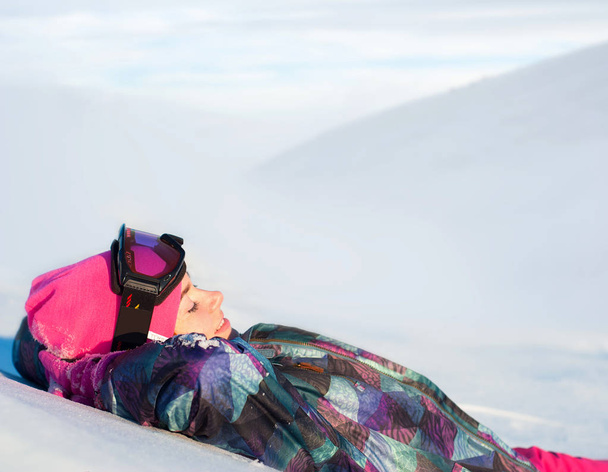 Милая улыбающаяся девушка в лыжной одежде на фоне зимнего пейзажа
 - Фото, изображение