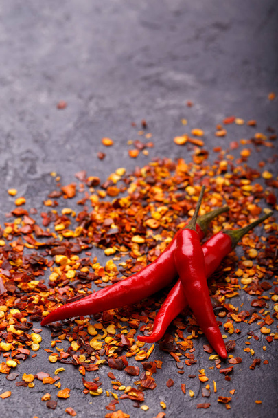 Chili peppers en vlokken - Foto, afbeelding