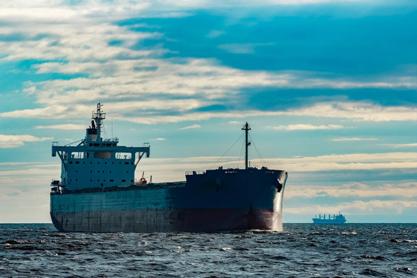 Голубой грузовой корабль в пути
 - Фото, изображение