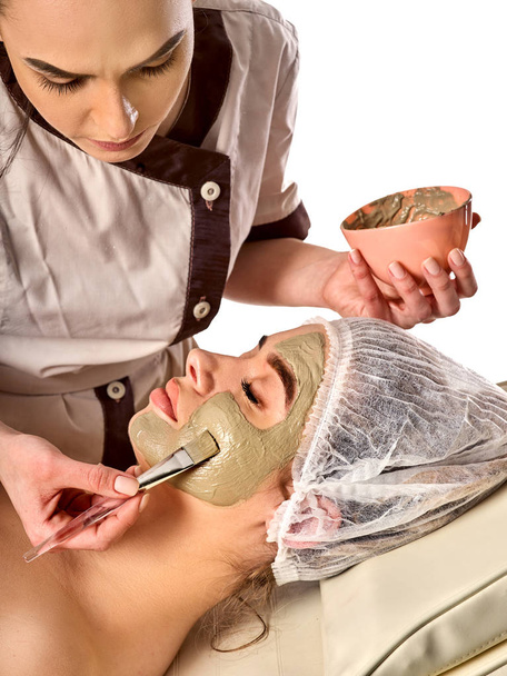 Máscara facial de lama de mulher no salão de spa. Massagem facial
 . - Foto, Imagem
