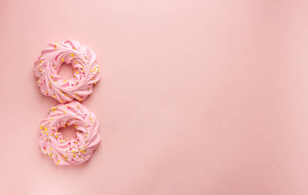 nummer acht roze cookies en achtergrond - Foto, afbeelding