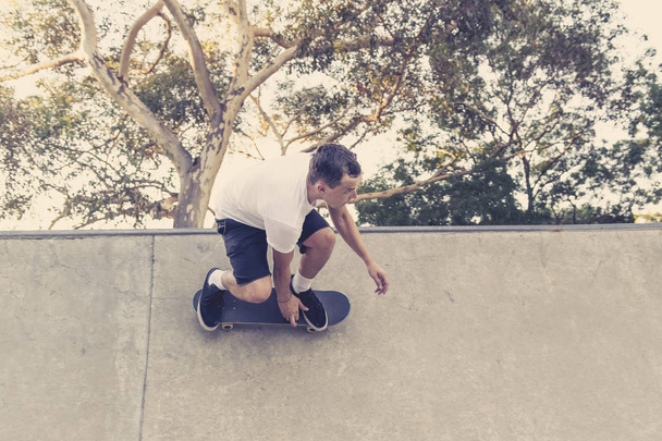 hombre practicando skate board radical saltando y disfrutando de trucos y acrobacias en pista de patinaje de medio tubo de hormigón en el deporte y estilo de vida saludable
  - Foto, Imagen