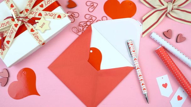 Buon San Valentino overhead piatto lay carta da lettera
. - Foto, immagini