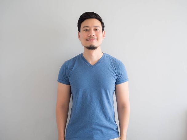 Smile and happy man in blue t-shirt and grey background. - Φωτογραφία, εικόνα