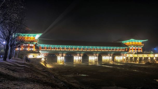 puente de woljeonggyo en la noche
 - Foto, Imagen