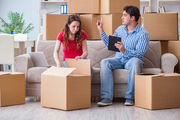 Junges Paar zieht mit Boxen in neues Haus ein - Foto, Bild