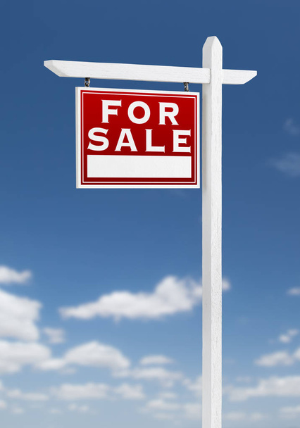 Virado para a esquerda para venda Real Estate Sign on a Blue Sky with Clouds
. - Foto, Imagem