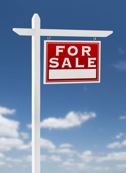 Δικαίωμα που αντιμετωπίζει για το σημάδι πώλησης ακίνητων περιουσιών σε ένα καταγάλανο ουρανό με σύννεφα - Φωτογραφία, εικόνα