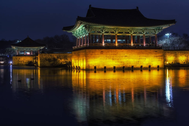 palacio donggung y estanque wolji en gyeongju
 - Foto, imagen