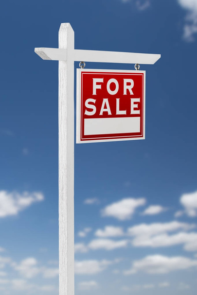 Di fronte a destra in vendita Immobiliare segno su un cielo blu con nuvole
 - Foto, immagini