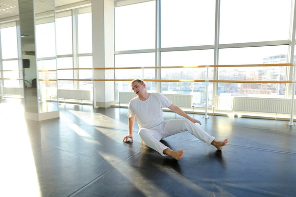 Танцовщица улучшает стойку на руках с раздвинутыми ногами
. - Фото, изображение