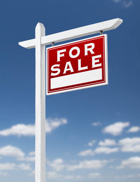 Face à droite à vendre Immobilier Signer sur un ciel bleu avec des nuages
 - Photo, image