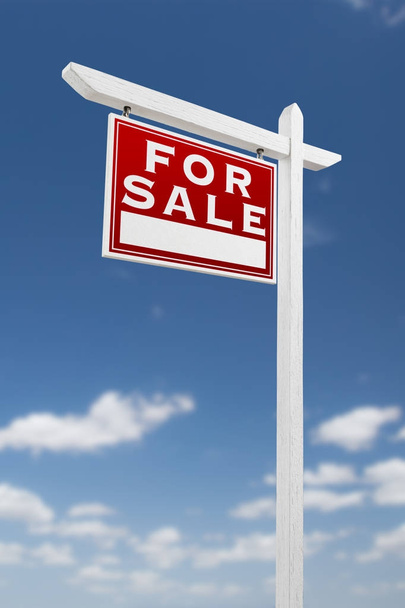 Virado para a esquerda para venda Real Estate Sign on a Blue Sky with Clouds
. - Foto, Imagem