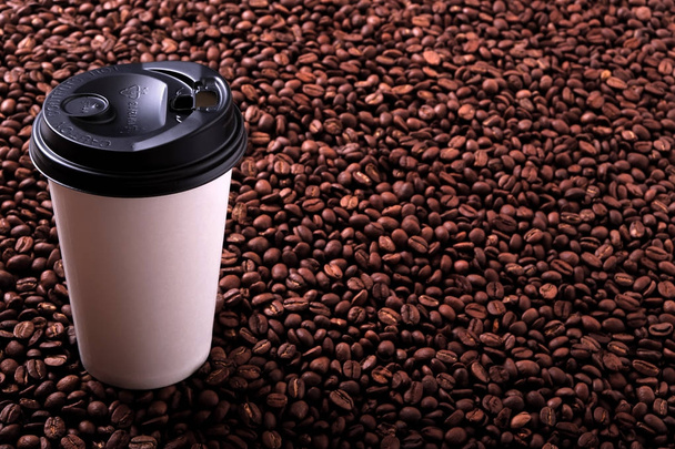 Tasse à café à emporter avec fond de grains torréfiés
 - Photo, image