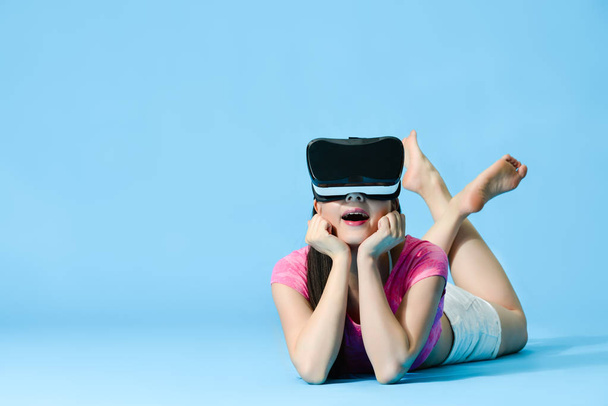 cheerful young woman wearing VR device glasses - Foto, immagini
