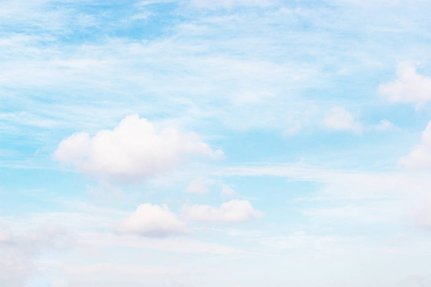 Blauwe hemel achtergrond en witte wolken soft focus ondervraagt mooie na - Foto, afbeelding