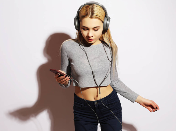 lifestyle and people concept: Beautiful young woman listening to - Foto, imagen