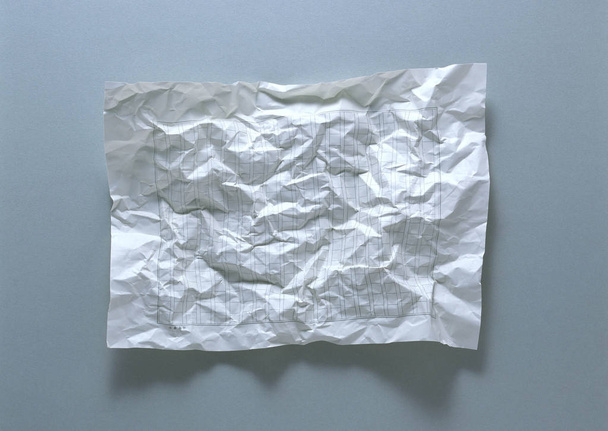 пустая записная книжка и бумага на сером фоне
 - Фото, изображение