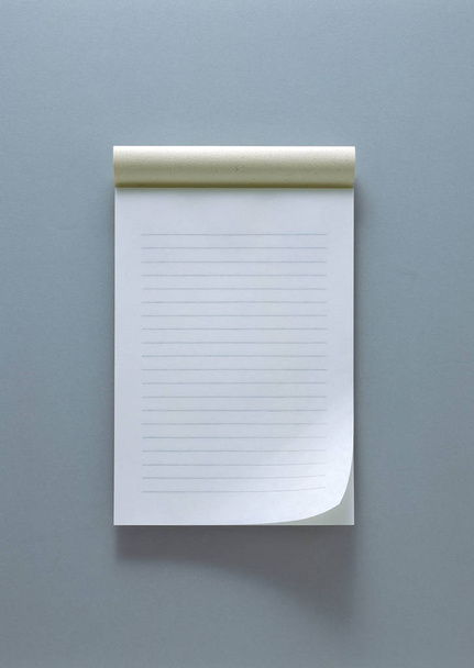 boş not defteri ve gri arka plan üzerinde kağıt - Fotoğraf, Görsel