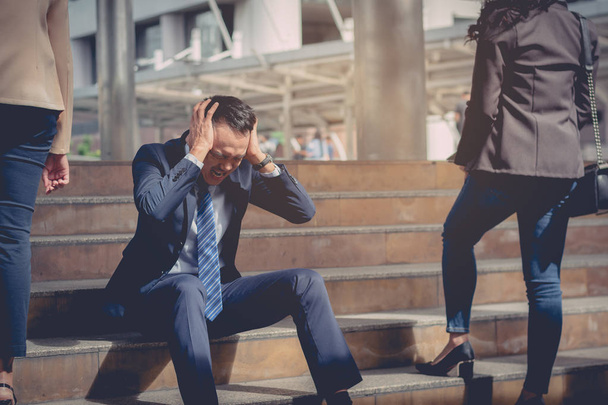 conceito de fracasso de negócios: homem de negócios estressado sentado, problema
 - Foto, Imagem