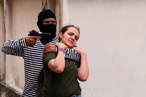 tehlike saldırı kavramı: Terör suçluları kaçırmaya genç kadın h - Fotoğraf, Görsel