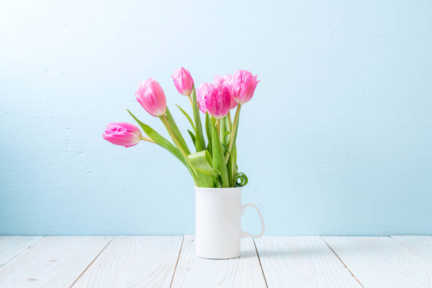 roze tulip flower op houten achtergrond - Foto, afbeelding