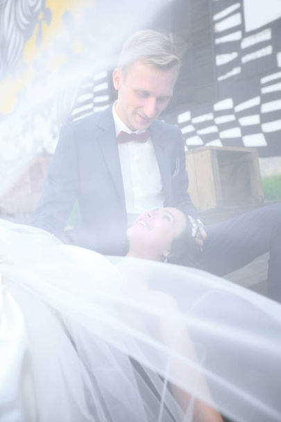 background image happy bride and groom.outdoors - Foto, afbeelding