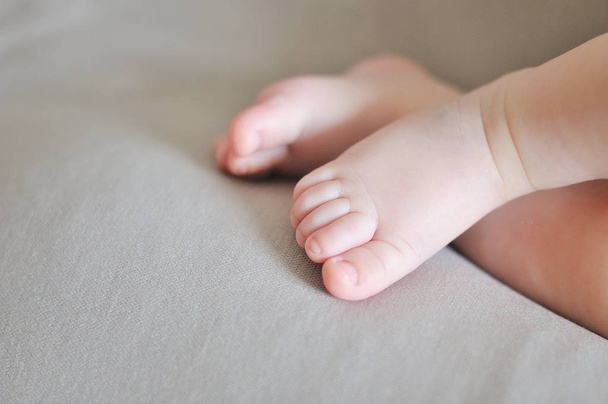 Baby feet in towel - Foto, Bild