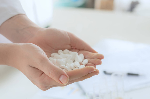 hand holding white pills : healthy pharmacy medicine concept - Foto, Imagen