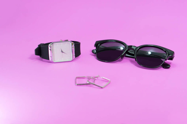 Концепція подорожей у відпустку. Сонцезахисні окуляри з чорним годинником
 - Фото, зображення