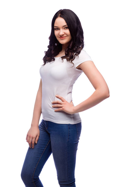 šťastný dospívající dívka v bílé tričko bílé pozadí - Fotografie, Obrázek