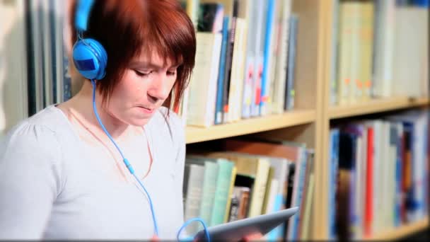 Jovem estudante ouvindo trabalhos escolares em tablet
 - Filmagem, Vídeo