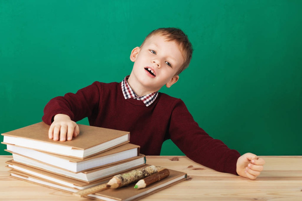 Jeune garçon en colère secouant ses poings fatigué de la leçon d'école
 - Photo, image