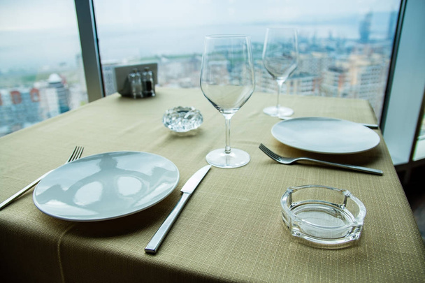 Restaurant leerer Tisch für zwei Personen mit großem Fensterblick. - Foto, Bild