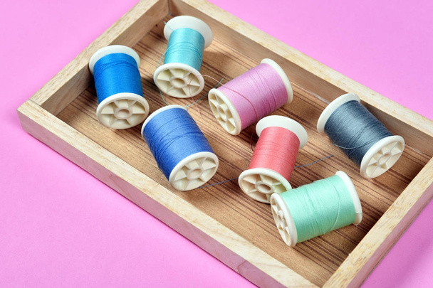 Rolos de rosca, Grupo de linha colorida na mesa de costura, Artesanato, costura e conceito de bordado
. - Foto, Imagem