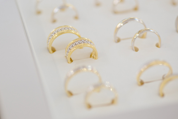 Серебряные и золотые кольца на выставке
 - Фото, изображение